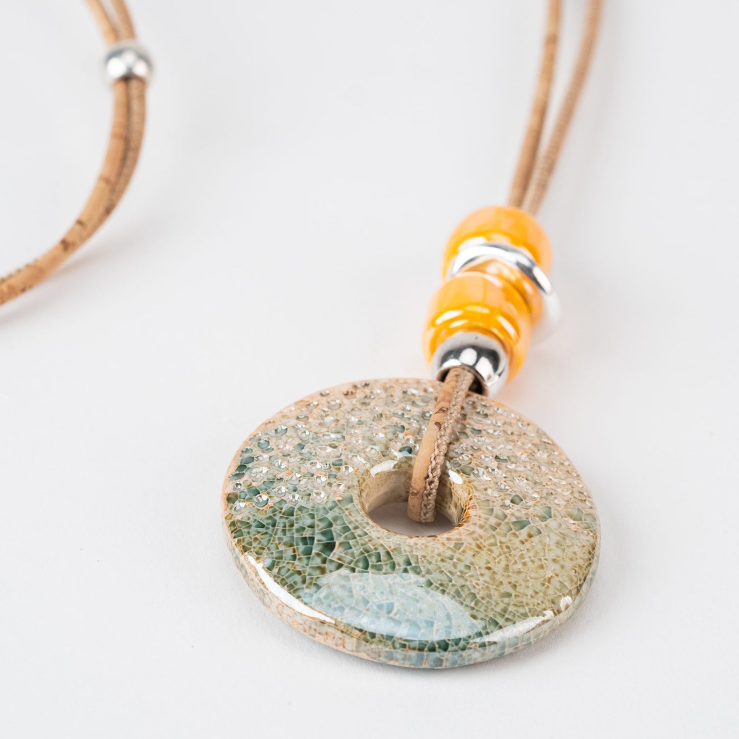 Collier en liège avec grande perle en céramique