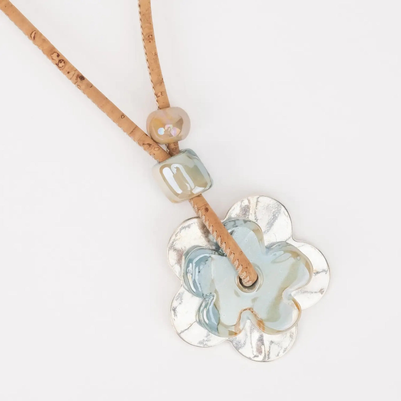 Collier en liège naturel avec fleur bleue en céramique