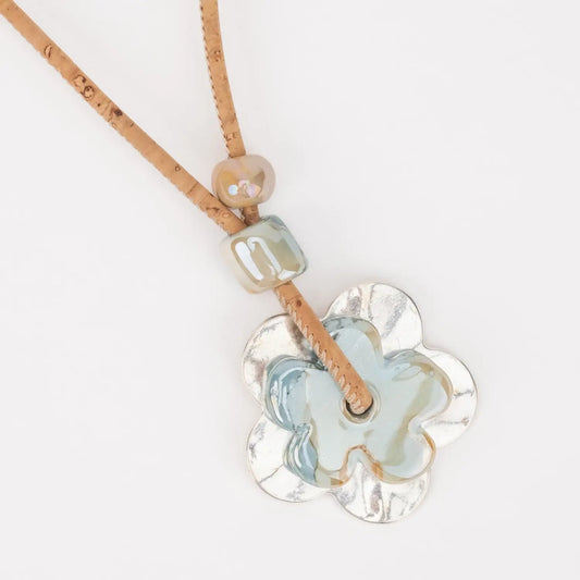 Collier en liège naturel avec fleur bleue en céramique